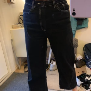 Svarta jeans monki - Fina svarta jeans med vita sömmar från monki strl 27! Inte använda alls mycket, ankellånga. Har en tidigare annons med dem i mitt flöde där det finns fler bilder! Köpare står för frakt 💗 