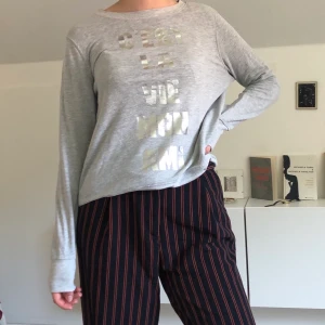 Tröja med tryck - C’est la vie tryck, från h&m. Köparen står för frakt💓