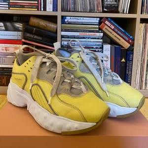 Acne Studios sko, modell Manhattan Nappa. Köpt 2019 på Acne i Sthlm. Super fint skick, inte använda på väldigt länge. Nypris: 3600kr.                                                             Jag är ok med betalning efter lön! 