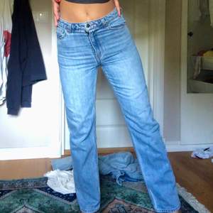Medelhöga supersnygga jeans från hm. Dem är i storlek 36 men passar bäst en 34. Väldigt fint skick då de är köpta förra terminen men inte passade. Frakt ingår ej