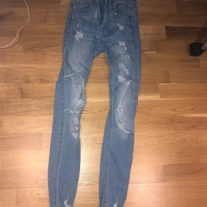 Håliga jeans - Fina håliga tighta blåa jeans från hollister💕 säljer pågrund av att jag inte använder de