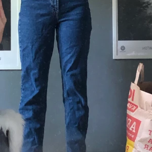 vera moda jeans - ett par blå jeans från vera moda i storlek 36, är 161 och sitter lite stort på mig