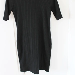 Ribbad klänning - Ribbad klänning. Köparen står för frakt🤍