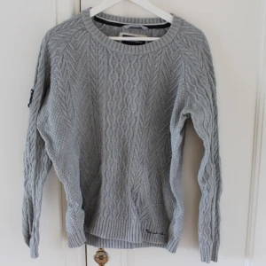 Grå tröja  - Grå kabelstickad tröja från Bondelid