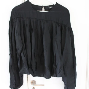 Blus med ballong ärm - Svart blus med ballong ärm. Köparen står för frakt🤍