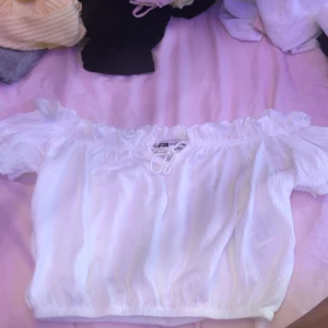 Vit topp - Säljer en vit topp från New Yorker. Säljer pga inte min stil helt ny aldrig använd ändast tagit bort prislappen🥰 💕 frakten blir 25kr. Den är i storlek XXS men passar även XS och S.❤️