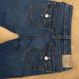 True religion jeans  - Passar i längden på mig som är 170. Storlek 28 men upplever dom något mindre. Bra skick men ändå den där vintagekänslan. Kan skicka bilder på!!!🥰