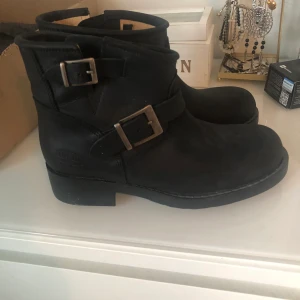 Johnny bulls oanvända - Säljer dessa boots, oanvända, då de är en storlek för små. Aldrig varit utomhus. Är av modellen stina, älta skinn och kostar ca 1300 i butik. I dagsläget säljs de bara till någon som kan hämta upp dem hos mig