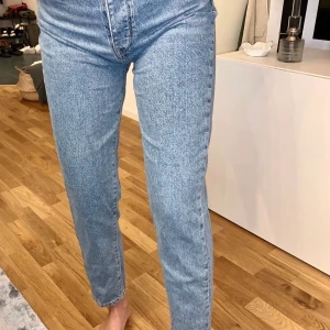 Blåa jeans  - Blåa jeans storlek 36. Passar även mig som ha 34 :-) använd ett fåtal gånger 