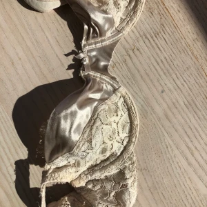 Beige bh - Beige bh utan vaddering. Har detaljer i siden och spets