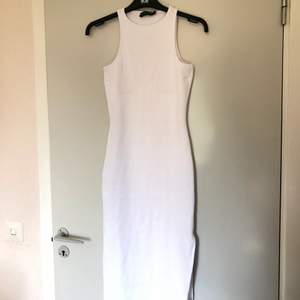 Jätte fin klänning från prettylittlething i storlek UK 6, skulle säga att den passar 36/38, den är figurnära men är stretchig. Passforms bilden är inte min den är tagen från hemsidan. 