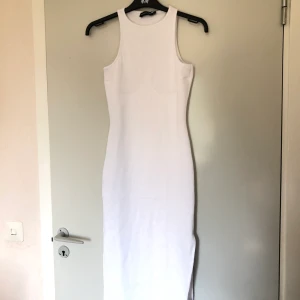Prettylittlething  - Jätte fin klänning från prettylittlething i storlek UK 6, skulle säga att den passar 36/38, den är figurnära men är stretchig. Passforms bilden är inte min den är tagen från hemsidan. 