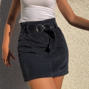 Manchester kjol - Mörk blå Manchester kjol köpt på primark. Justerbar midja med bälte. Billigt pris vid snabb affär. Köparen står för frakt.