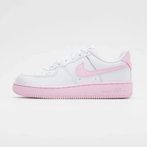 Nike air force one stl 38 - Köpte dem för ca 1 månad sedan, bara använt dem ca 2 gånger pga att dem är för stora för mig! Så i väldigt bra skick, skriv till mig om ni vill ha fler bilder! Köpte dem för 1000 kr