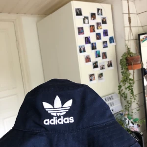 Adidas buckethat  - Säljer då jag tycker jag e ful i buchthq;( passar säkert någon annan böttre