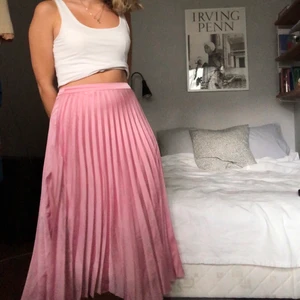 midikjol - riktigt söt plisserad midikjol i rosa. skriv för fler bilder💛