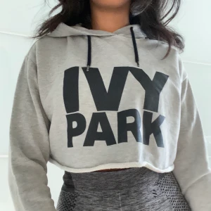 Croppad IVY PARK hoodie - Mysigaste gilla hoodien. Älskar materialet och kvaliten. Men den kommer inte till användning skriv för mer info