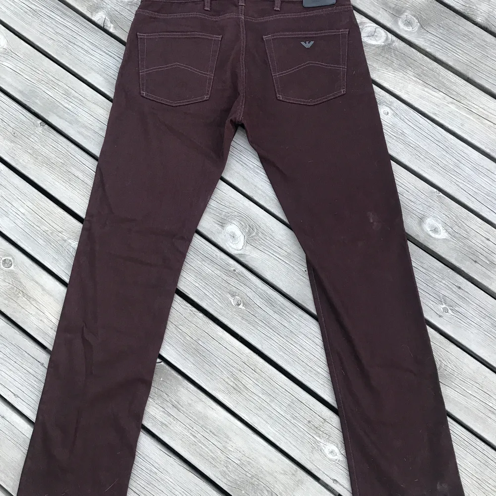 Finaste rödvinfärgade Armani stretch slimfit jeans. Super bekväma och riktigt snygga. Bra skick! Post:40kr! 🦋🦋. Jeans & Byxor.
