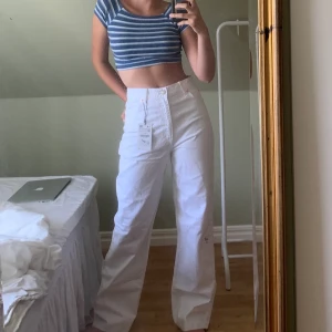 Oanvända jeans zara - Asballa vita sk8er jeans, helt oanvända från zara!!! (Slutsålda på hemsidan) Köpte två strl och behöll den mindre sen missade jag tiden för att skicka tbx så nu säljer jag dom här istället. Skirv om ni vill ha fler bilder eller har frågor!!💞💖