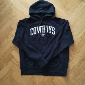 Vintage hoodie - Tja, säljer en sjukt Nice collegetröja tröja, sjukt clean tryck samt väldigt nice fit. Passar s-m, sjukt bra skick med tanke på att den är vintage, tänker en budgivning i kommentarerna, minsta höjning är 25 kr och utropningspriset blir 200 kr, budgivning avslutas när ja känner mig nöjd!  Köp den dirket för 450