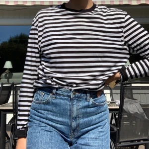 Cool långärmad tröja -  långärmad randig tröja med tryck i bak! Den var väldigt lång så jag har klippt den så den är ”vanlig” längd. Den sitter typ som en M