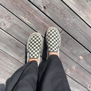 Populära vans slipons - Säljer nu mina älskade vans! De är använda en del men fortfarande i fint skick. Sulan är lite smutsig men den går att rengöra! Skriv för fler bilder