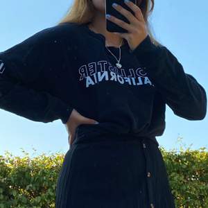 Svart sweatshirt med trycket ”Hollister California” från Hollister köpt för ca 2 år sen. Använd till viss del men i mycket bra skick! 💞 (Frakt tillkommer) 
