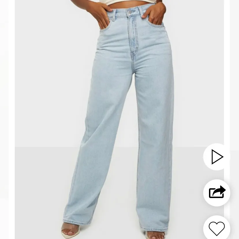 Säljer mina loose fit jeans från Levis som tyvärr va lite för stora för mig! Köpta för 1250kr, pris kan diskuteras. Storlek W29, skulle säga att de passar en 38. Jeans & Byxor.