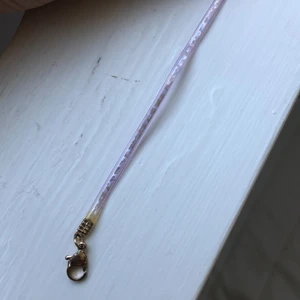 Tunn choker - Supertunn och söt choker i glittrigt/holografiskt material. Lite gulnad längst ut i kanterna, inget som syns när du har den på dig. Priset är inkl frakt.