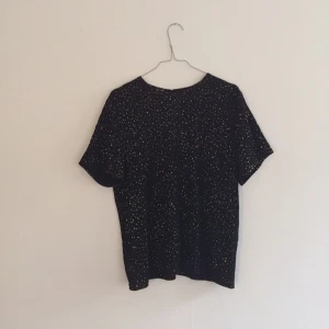  - Glittrig top i fint skick, köpt på Beyond Retro