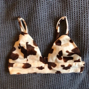 Cowprint Top prettylittlething  - Alright använd! Snygg till festival! Storlek 32 men passar 34 också då den går att reglera. Priset är exklusive frakt men lägg ett bud!!