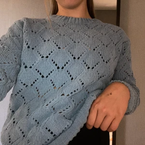 Stickad tröja - Jätte fin stickad tröja ifrån Cubus. Ganska använd men fortfarande i ett väldigt bra skick.