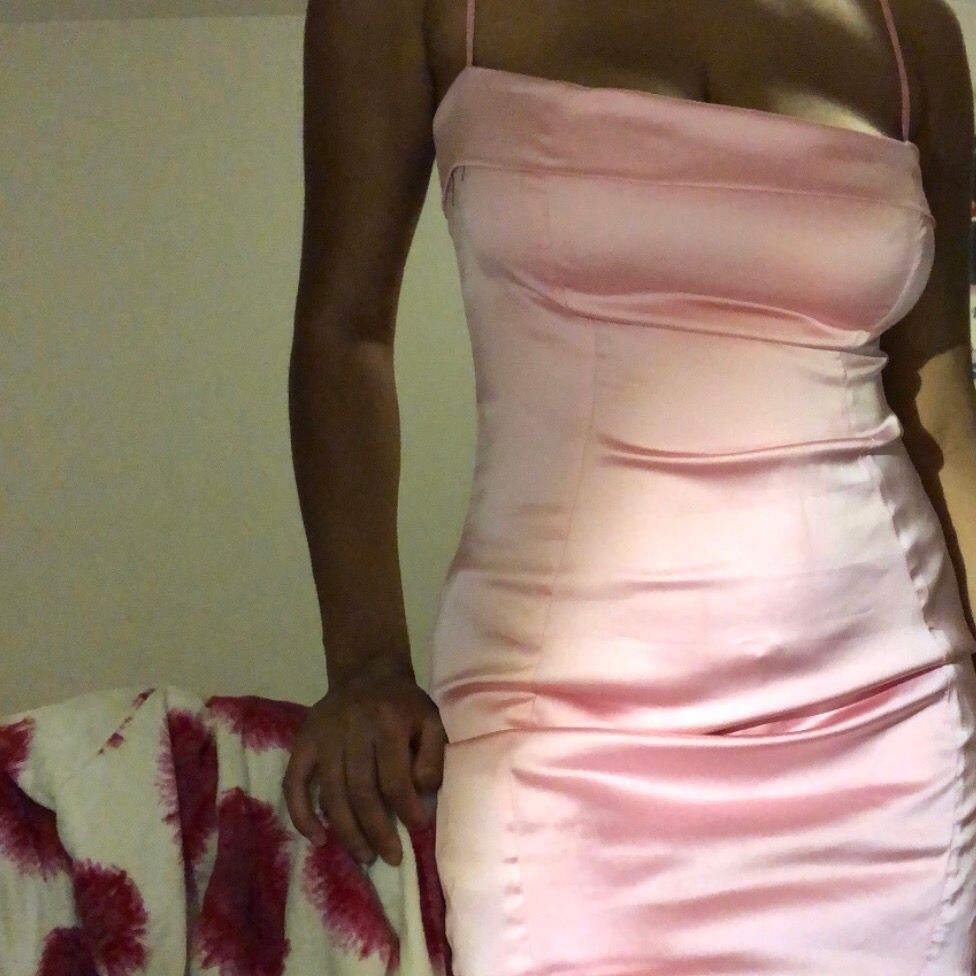 Världens sötaste rosa klänning! Storlek 42, bild 3 visar hur den sitter på mig som vanligtvis är en 36a. Jätte stretchigt tyg men sitter ändå tight mot kroppen. Klänningar.