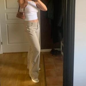 Beige kostymbyxor - Supersnygga braller i strl 38 men jag skulle snarare säga att de 36 om man vill ha dom lite loose som på bilden❣️