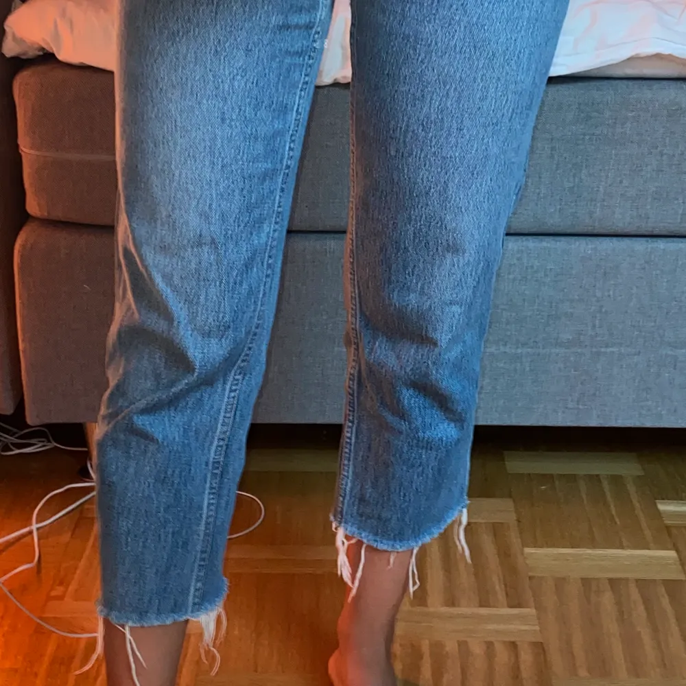Vintage jeans från Levis, som är kortare i modellen. Passar xs-s. Köparen står för frakten🥰. Jeans & Byxor.