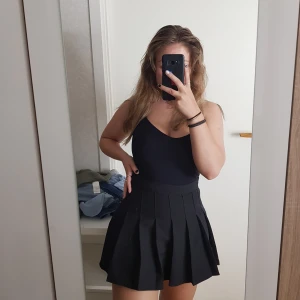 kjol - En otroligt fin minikjol, säljs pga den är för liten i midjan, skulle nog passa bättre på en 34/36 (Storlek S). Buda gärna privat för i kommentarerna :) Spårbar Frakt tillkommer på 63kr! jag är ca 160 cm.