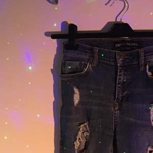  Svincoola ripped jeans från Denim Rebel ! Använda ett fåtal gånger, säljer pga för små (jag bjuder frakt!)