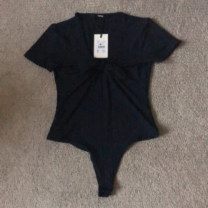 Marinblå Body NY! - Marinblå body från bikbok i NYTT SKICK! Köparen står för fraktkostnaden!