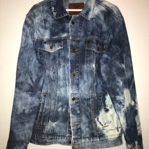 Tie-Dye Jeansjacka - En fett frän jeansjacka. Sitter som en L. 