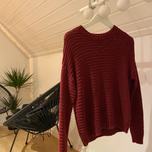 STICKAD - Stickad tröja i storlek S, använd 1-2 gånger. 50 kr + frakt 🚚 