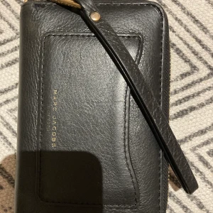 Marc Jacobs plånbok  - Plånbok från Marc Jacobs i äkta skinn. Köpt på Nk. Stl. 16x10