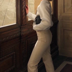 Weekday jeans - Säljer två av mina row jeans från weekday, båda är i storleken 26. Skulle säga att dessa passar både XS och S beroende på hur slappt man vill att de ska sitta. Längden är jag osäker på men jag är 175cm och de räcker ner ända till fötterna. Pris kan diskuteras