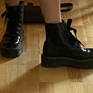 Dr Martens MOLLY - intressekoll på mina docs!! Köptes förra vintern och har användas sparsamt. Kommer med andra snören. Skriv om du har frågor! Nypris ligger på runt 2200kr. 