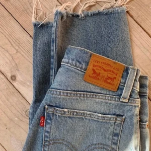Levis jeans - Säljer dessa ankellånga Levi’s 501:or med raw end som jag köpt på Plick för 450kr. They served me well men kommer tyvärr inte till användning längre :/ De är supersnygga och sitter verkligen skitbra! Vid flera intresserade sker budgivning, och köparen står för frakten 🥰  