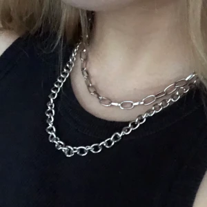 kedja;)) - en kedja som egentligen är till för att sätta på byxor men funkar också perfekt som halsband!! 