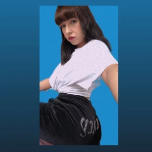 Juicy couture sammetsbyxa  - Snygga sparsamt använda juicy couture byxor med strass. Köptes i somras från urban ourfitters. Alla stenar sitter kvar! Enda defekten är att den ena metallgrejen som sitter på knytsnöret har fallit bort. BUDA I KOMMENTARERNA! Varje budning höjs med 10kr! Avslutas imorgon 24e nov 20.00 !!💗