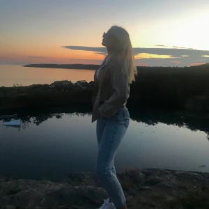 Mom jeans storlek 38 - Sköna mom jeans från Gina tricot, säljer pga att de inte kommer till användning längre. Frakt tillkommer men priset kan diskuteras:)