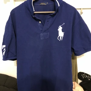 Ralph lauren piké 1XB/3XL - Ralph lauren piké 1XB/3XL. Använd 7/10 i skick. Vid köp av flera varor går priset att diskutera. Köpare står för frakten (PostNord skicka lätt 63kr upp till 1kg). För mer detaljer, skriv. 