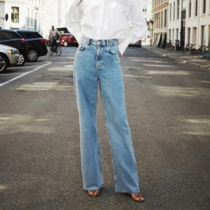 Zara jeans - Helt nya jeans från zara. Dom är aldrig använda och prislappen finns kvar 🥰❤️