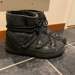 Inuikii - Jättefina vinterskor från inuikii i storlek 38. Använda ungefär 6 gånger! Kan gå ner i pris vid snabb affär😍✨kan även byta mot andra inuikiis